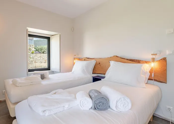 Stone By The Sea - Mountain & Retreat W/pool 게스트하우스 4*