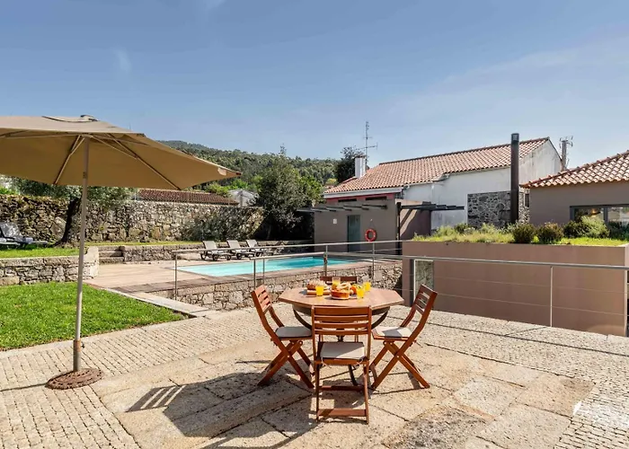 Stone By The Sea - Mountain & Retreat W/pool 게스트하우스 4*